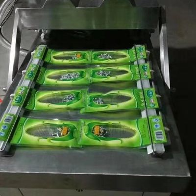 Реклама уплотнителя вакуума камеры риса сосиски овоща мяса еды двойная