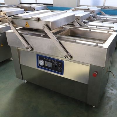 Реклама уплотнителя вакуума камеры риса сосиски овоща мяса еды двойная